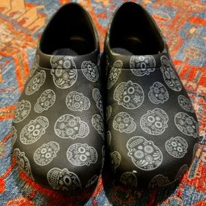 Skull print crocs M7/W9